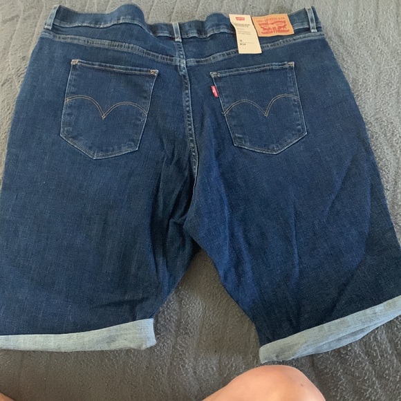 WOMANS Levi’s Bermuda Shorts - Picture 6 of 10